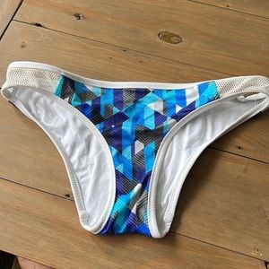 Lands end Sport bikini bottoms. Size 4. NWOT.